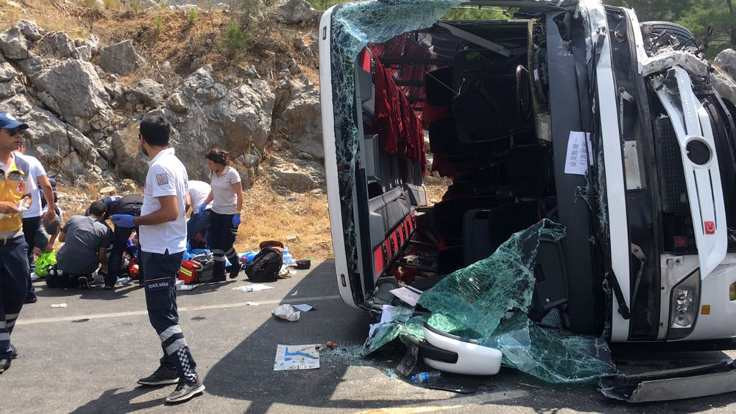 Tur otobüsü kazası: 2 ölü
