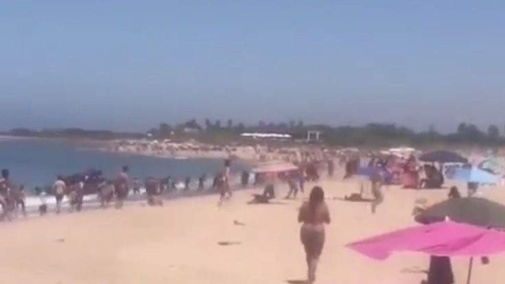 Mülteciler güneşlenenlerin arasından plaja çıktı