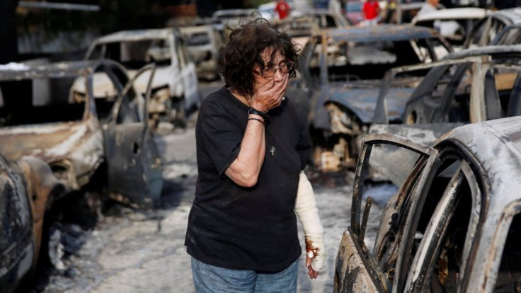 Yunanistan'da yangın: Arabalarını bırakıp denize kaçtılar