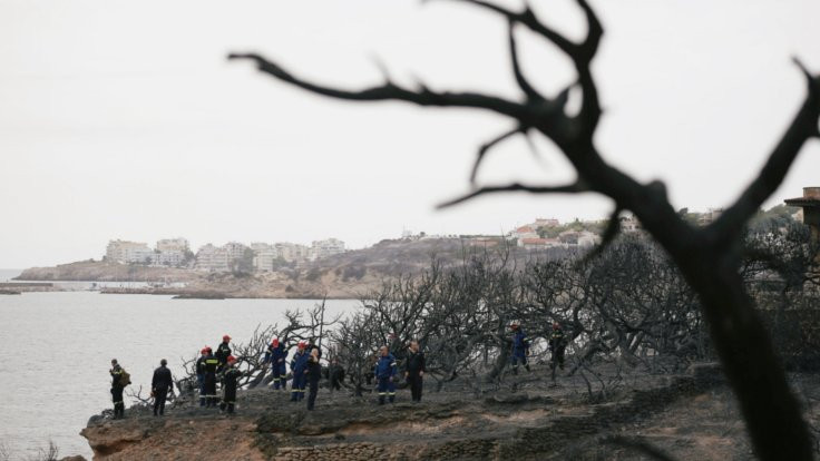 Yunanistan'da yangın: Arabalarını bırakıp denize kaçtılar - Sayfa 4