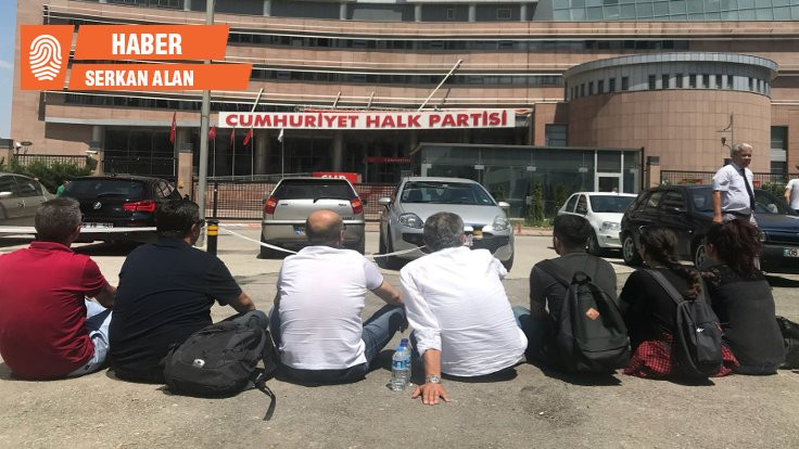 CHP'li delegeler genel merkez önünde oturma eylemine başladı!