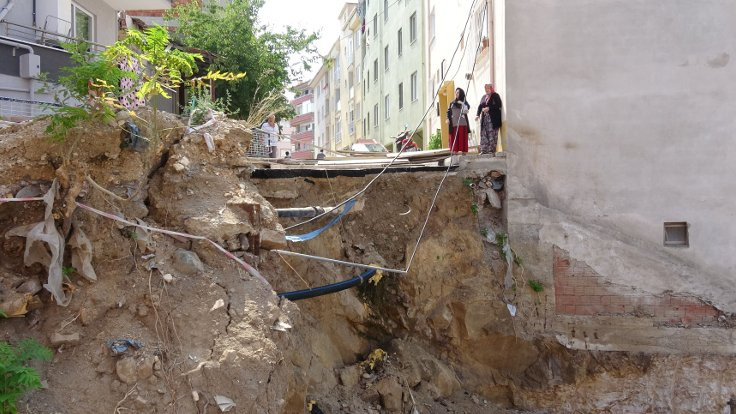 Bursa'da toprak kayması: Yol çöktü!