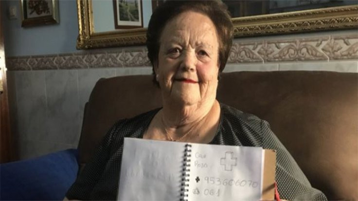 Okuma yazma bilmeyen büyükanneye resimli telefon rehberi!