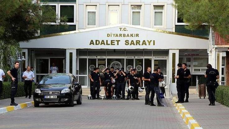 Diyarbakır'da siyasetçiler serbest