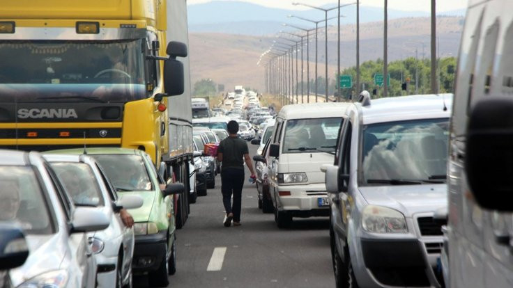 TEM'de bayram trafiği: 35 kilometre kuyruk oluştu