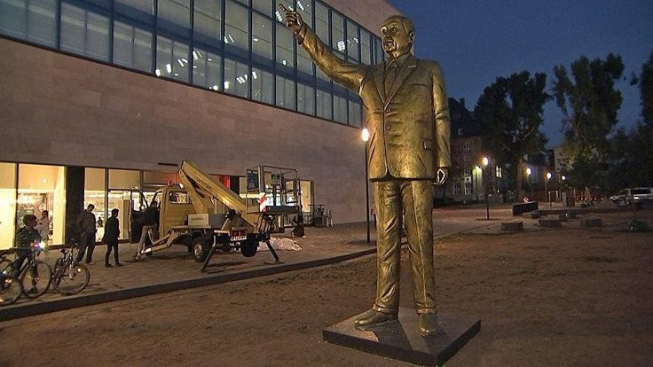 4 metrelik Erdoğan heykeli bir Alman kentini karıştırdı!
