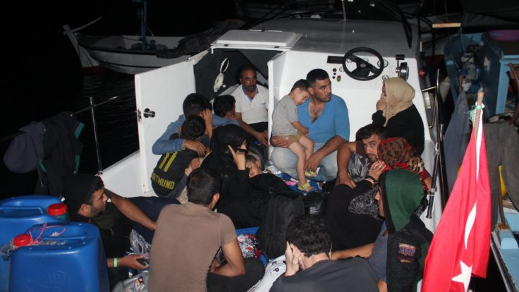 Teknenin motoru arızalandı, mülteciler mahsur kaldı