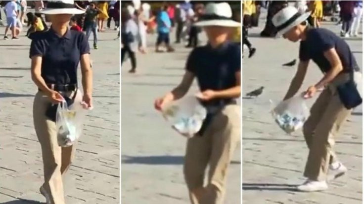 Japon turistler Konak Meydanı'nda çöp topladı