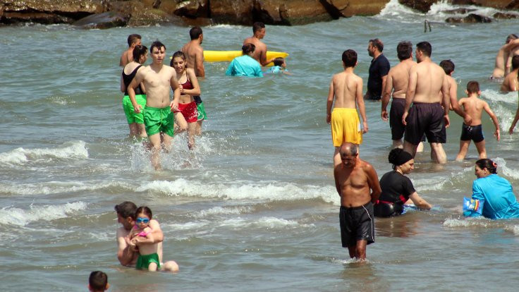 Karasu'da suyun rengi değişti, denize girmek yasaklandı