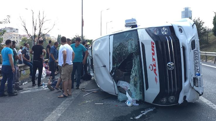TEM'de minibüs kazası: 8 yaralı