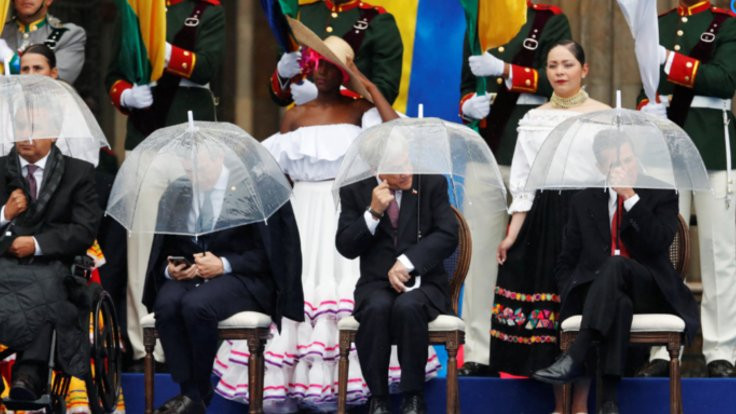 Yeminde kriz: Başkan eşine özel şemsiye!
