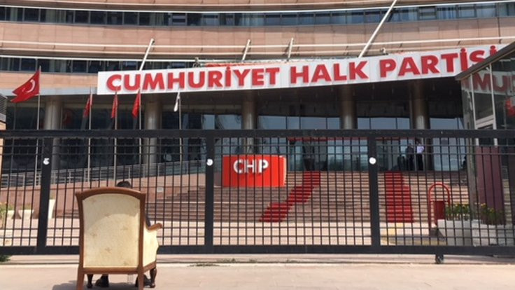 CHP Genel Merkez önünde koltuklu eylem