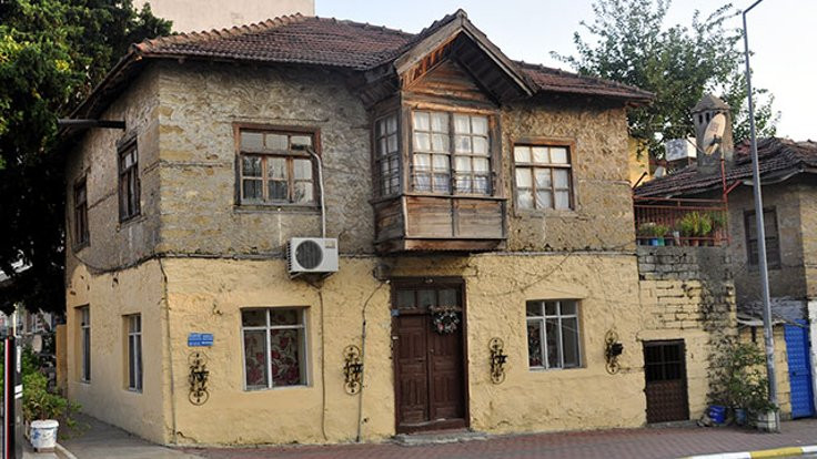 65 yaşındaki kadını dövüp, soydular