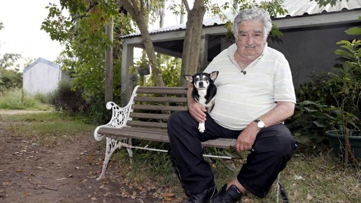 Mujica senatörlükten istifa etti