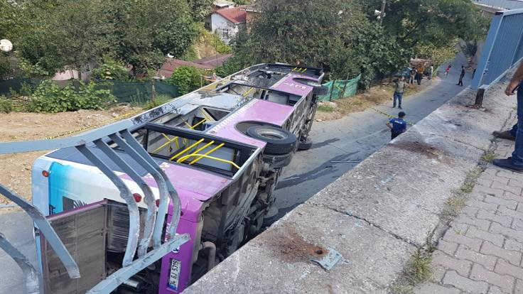 Sarıyer'de halk otobüsü devrildi