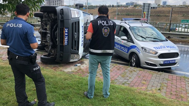 Polis minibüsü devrildi: 2 kişi yaralandı