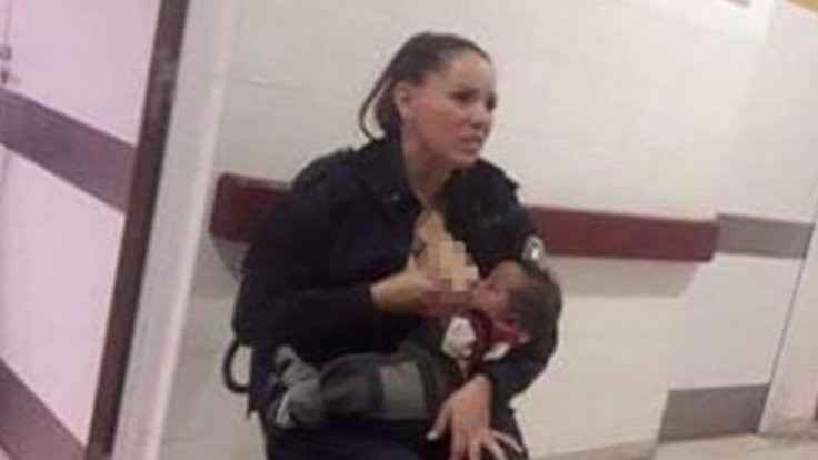 Aç kalan bebeği polis emzirdi