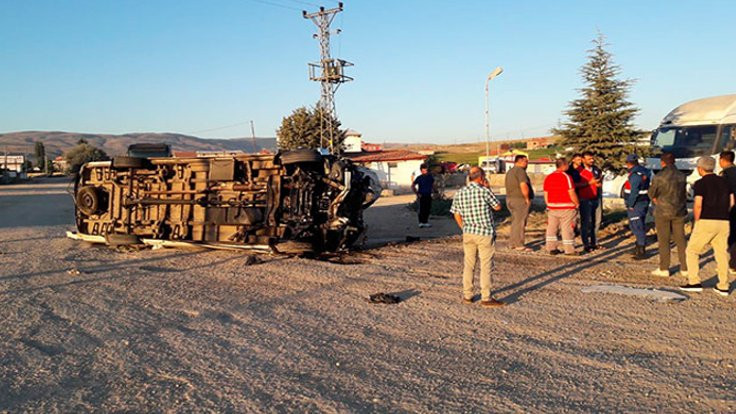 Taraftarları taşıyan minibüs devrildi