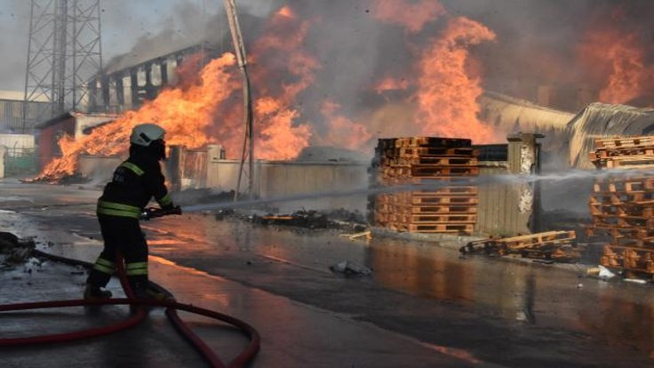 Konya'daki yangında 8 işyeri hasar gördü