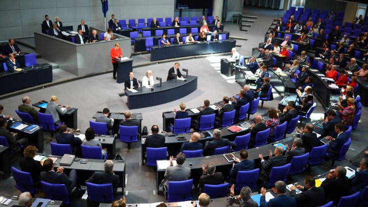Alman meclisinde 'faşizm yöntemleri' tartışması