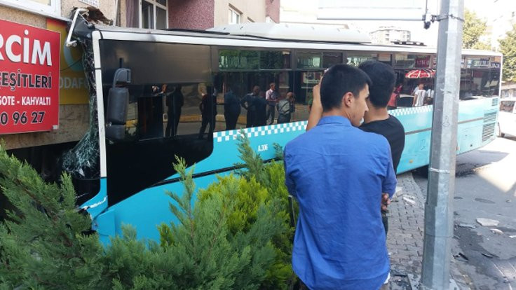 İstanbul'da halk otobüsü dükkana girdi