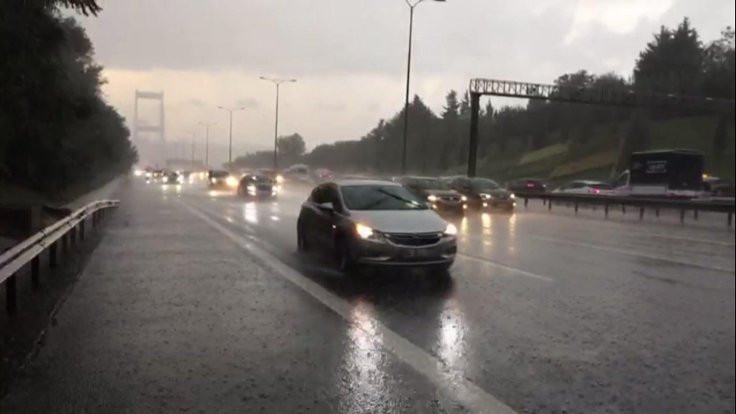 Sağanak yağmur İstanbul'da ulaşımı olumsuz etkiledi