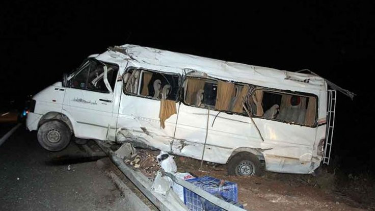 Tarım işçilerini taşıyan minibüs bariyerlere çarptı: 17 kişi yaralandı