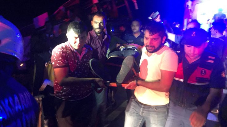 Mülteci otobüsü devrildi: 40 yaralı