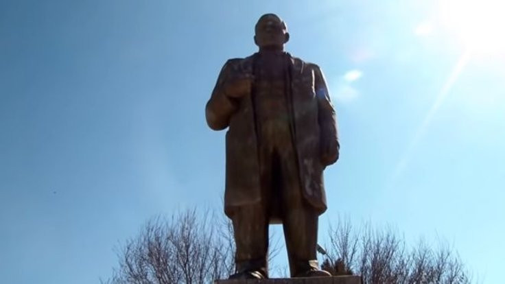 İmamlar Lenin heykelini restore etti