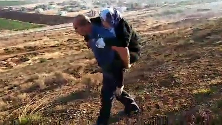 Polis yaralı Suriyeli kadını sırtında taşıdı