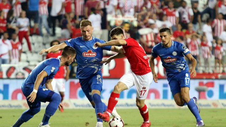 Antalyaspor, galibiyeti uzatmalarda kazandı