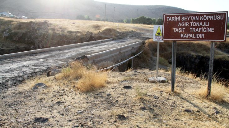 Tarihi köprüye asfalt tepkiler üzerine söküldü