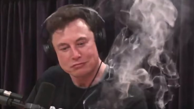 Elon Musk canlı yayında esrar içti!