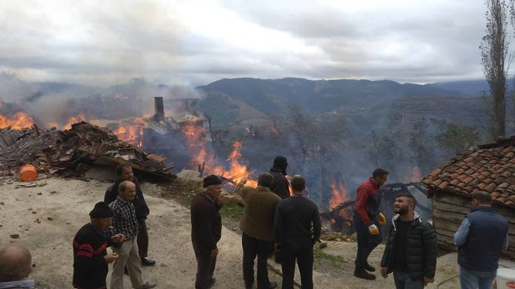 Kastamonu'da 8 ev yandı