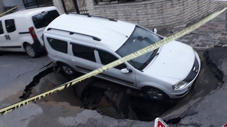 Eyüpsultan'da yol çöktü: Otomobil içine düştü
