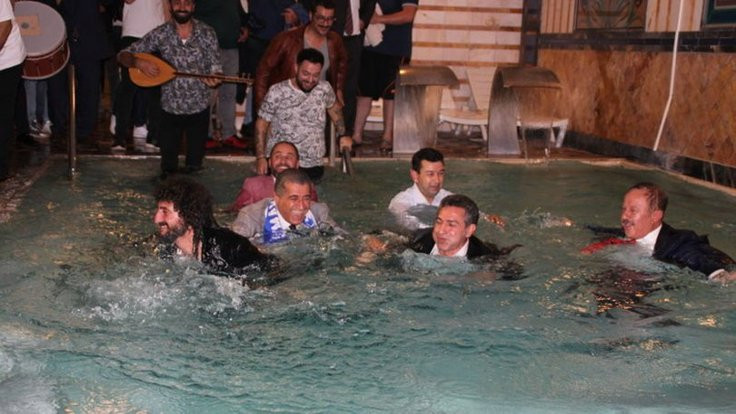 TRT Kürdi coşturdu: Herkes havuzda!
