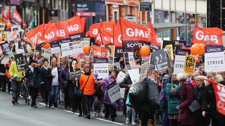 İskoçya'da kadınlar grevde: Eşit işe eşit ücret!