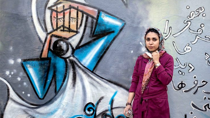 Kabil duvarlarına kadın grafitileri çiziyor