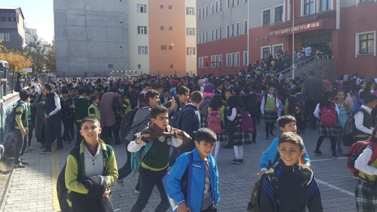 Deprem sonrası tüm okullar tatil edildi