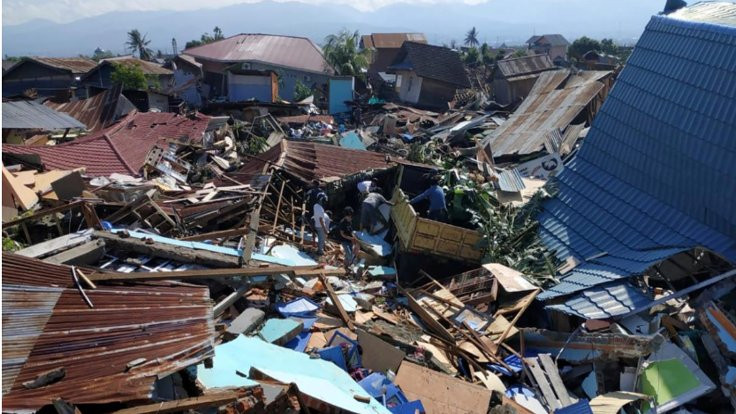 Endonezya'da deprem: Morglarda yer kalmadı
