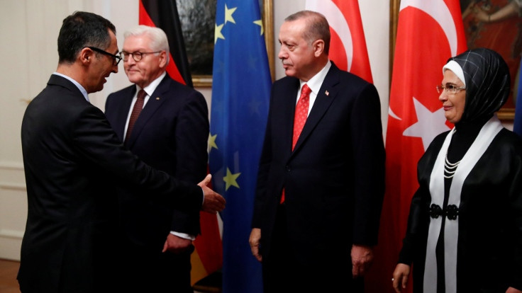 Erdoğan, Özdemir'in elini sıkmadı mı?