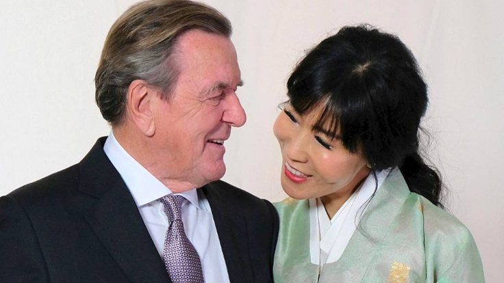 Almanya'nın eski başbakanı Gerhard Schröder beşinci kez evlendi
