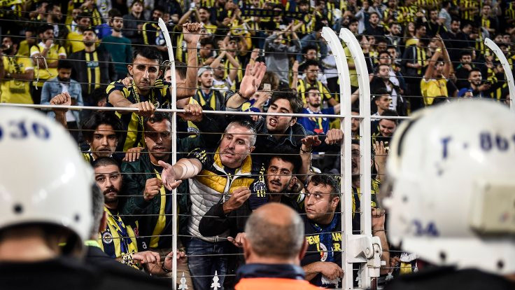 Fenerbahçe'de taraftardan yedek kulübesine tepki: Neye gülüyorsun? - Sayfa 1