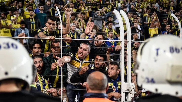 Fenerbahçe'de taraftardan yedek kulübesine tepki: Neye gülüyorsun?