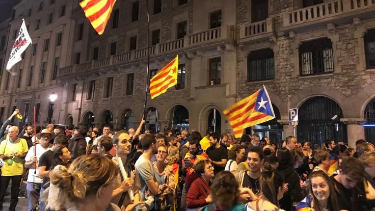 Referandumun yıldönümü: Katalan göstericiler sokakta! - Sayfa 1