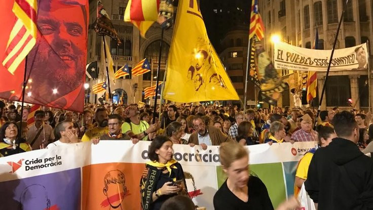 Referandumun yıldönümü: Katalan göstericiler sokakta! - Sayfa 2