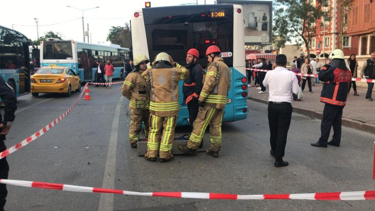 Kadıköy'de yol çöktü, otobüs çukura girdi