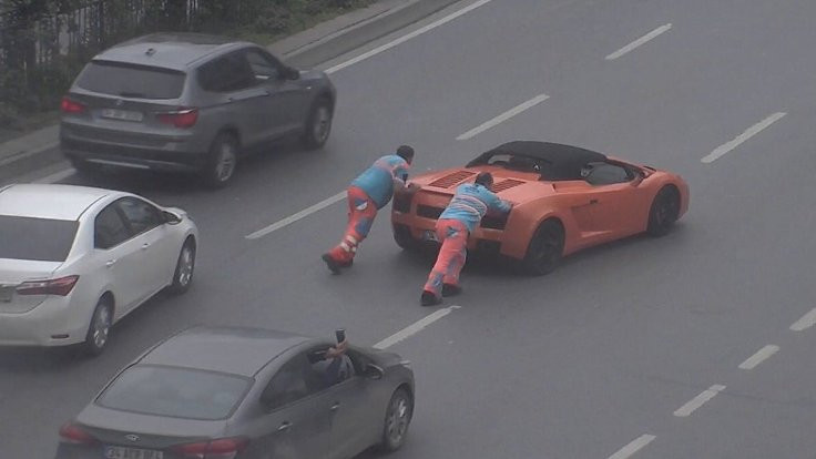 Yolda kalan Lamborghini'yi işçiler itti!