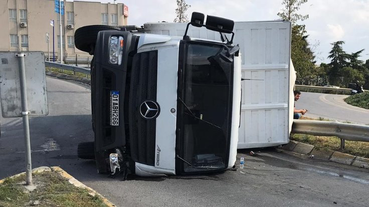 Kartal'da meyve suyu yüklü TIR devrildi