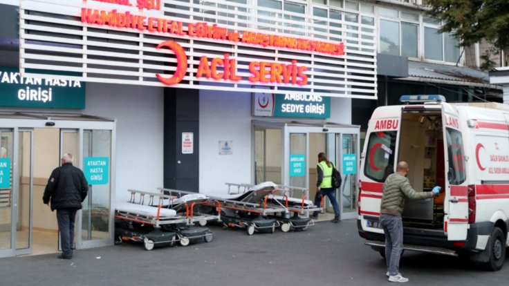 Hastane önünde sağlık çalışanı bıçaklandı